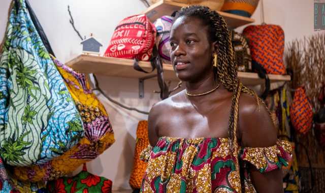 I coloratissimi abiti senegalesi di Nawa: �Sono fatti in "wax" ma i baresi li comprano solo d'estate�